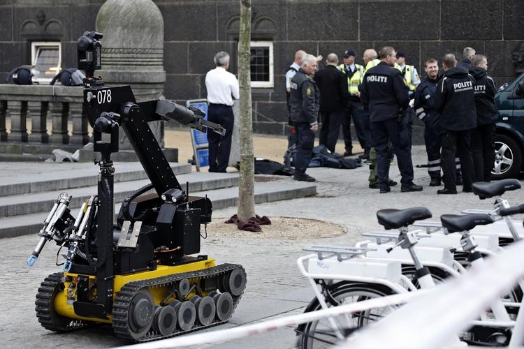 TRUSEL. De senste år er der tikket en række bombetrusler ind forskellige steder i landet. Her på Københavns Rådhus i går. 