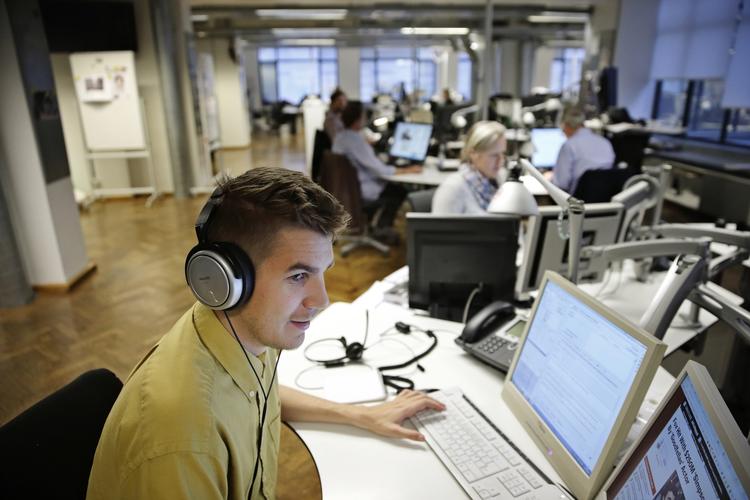 åbenhed. Mange danske virksomheder har valgt at lade medarbejderne sidde i store åbne lokaler. Blandt andet Politiken. 