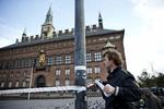 BOMBE. Da Københavns politi i går rykkede ud til en bombetrussel - der skulle vise sig at være falsk - på Københavns Rådhus, skabte det stort kaos. Truslen kom fra en en 17-årig på børnechatten bornetelefonen.dk. Det forlød, at en bombe ville eksplodere på rådhuset klokken 15. Det skete ikke. 