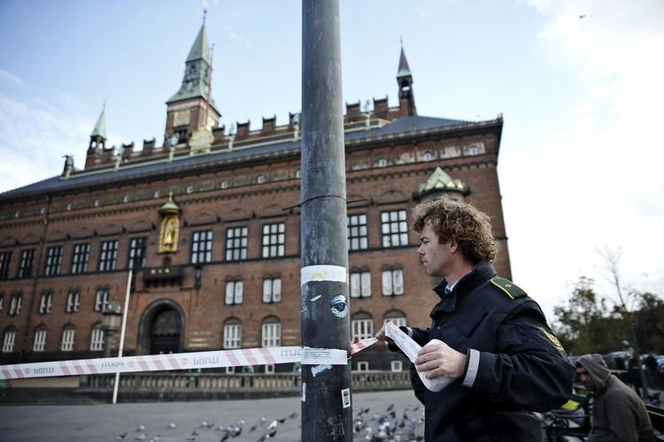 BOMBE. Da Københavns politi i går rykkede ud til en bombetrussel - der skulle vise sig at være falsk - på Københavns Rådhus, skabte det stort kaos. Truslen kom fra en en 17-årig på børnechatten bornetelefonen.dk. Det forlød, at en bombe ville eksplodere på rådhuset klokken 15. Det skete ikke. 
