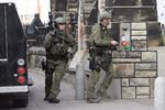 skuddrama. En soldat er angiveligt skudt ned og gerningsmanden er på fri fod. Foto: Adrian Wyld, AP Photo 