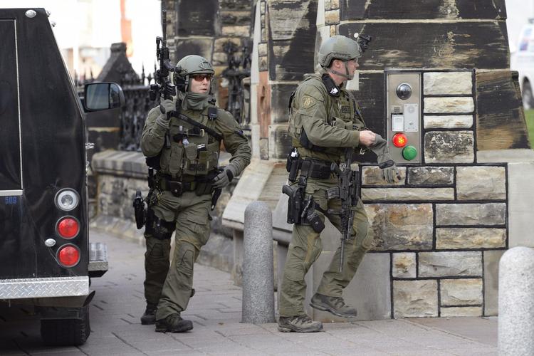 skuddrama. En soldat er angiveligt skudt ned og gerningsmanden er på fri fod. Foto: Adrian Wyld, AP Photo 