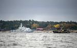 Undervandsjagt. Svenskerne fortsætter nu på sjette dag jagten på det, der muligvis er en russisk ubåd i den stockholmske skærgård. 