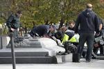 Skudepisode. En soldat blev såret efter skud ved et krigsmindesmærke tæt på parlamentet hovedbygning. 