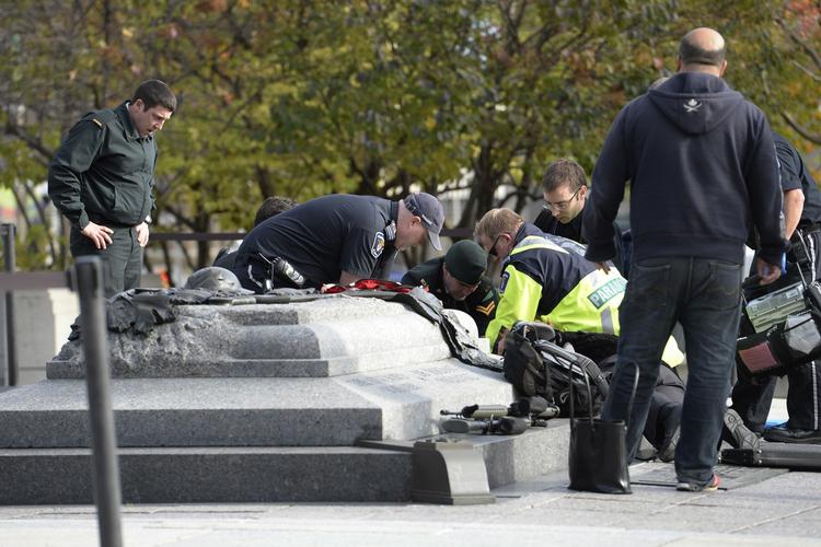 Skudepisode. En soldat blev såret efter skud ved et krigsmindesmærke tæt på parlamentet hovedbygning. 