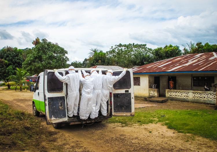 ebola. Sundhedsmedarbejdere kører afsted med liget af en person, der er død som følge af ebola i Port Loko i udkanten af Freetown i Sierra Leone. 