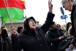 GLÆDE. Mange kurdere var mødt op ved Københanvs byret med flag for at støtte de tiltalte i en sag om terrorstøtte. 