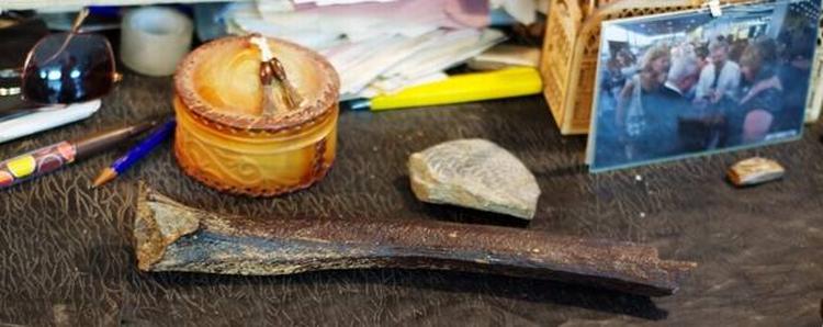 KNOGLEFUND. Dette undselige stykke af en mands lårben giver nu forskerne mere præcis viden om det moderne menneskes møde med neanderthalerne - et møde, der for mange tusind år siden resulterede i blandingsbørn. 