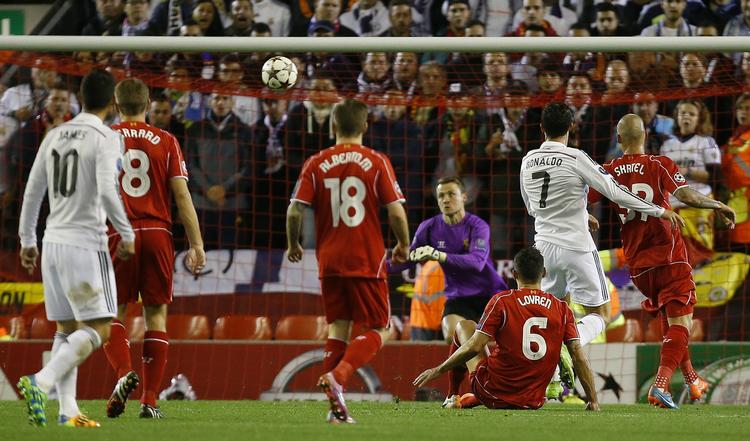 0-1. Efter bandespil med James Rodriguez bringer Cristiano Ronaldo Real Madrid foran 1-0 mod Liverpool. 