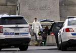 Sikkerhed. Politiets efterforskere på gerningsstedet for en skudepisode ved et nationalt mindesmærke, der kostede en soldat og gerningsmanden livet i Ottawa i Canada. 
