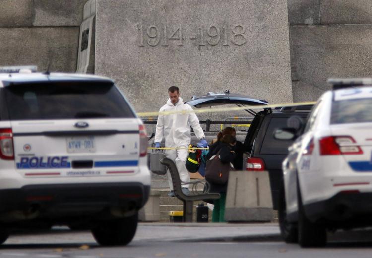 Sikkerhed. Politiets efterforskere på gerningsstedet for en skudepisode ved et nationalt mindesmærke, der kostede en soldat og gerningsmanden livet i Ottawa i Canada. 
