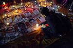 Protest, En kvinde tænder i går lys ved et mindested i Mexico City for de 43 forsvundne studenter. 