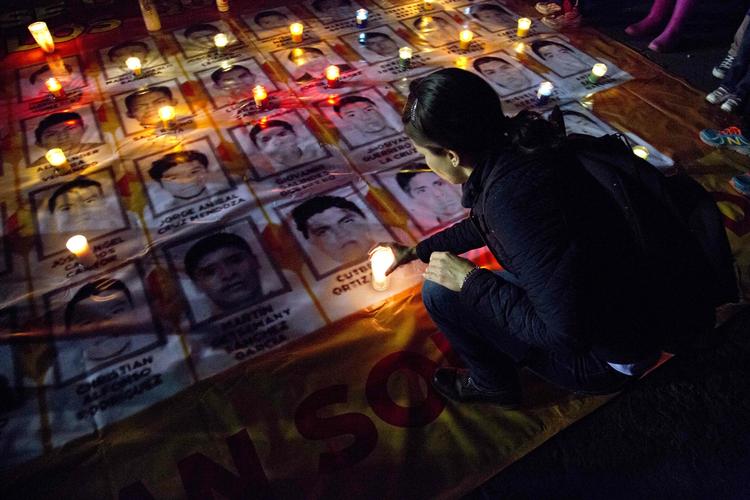Protest, En kvinde tænder i går lys ved et mindested i Mexico City for de 43 forsvundne studenter. 