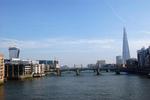 skyline. Londons nye skyskrabere set fra Themsen. Til venstre bygningen med øgenavnet Walkie Talkie og til højre The Shard. I midten Tower Bridge. Billedet er fra marts i år, da der stadig blev arbejdet på Walkie Talkie. 