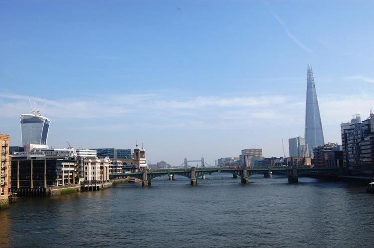 skyline. Londons nye skyskrabere set fra Themsen. Til venstre bygningen med øgenavnet Walkie Talkie og til højre The Shard. I midten Tower Bridge. Billedet er fra marts i år, da der stadig blev arbejdet på Walkie Talkie. 