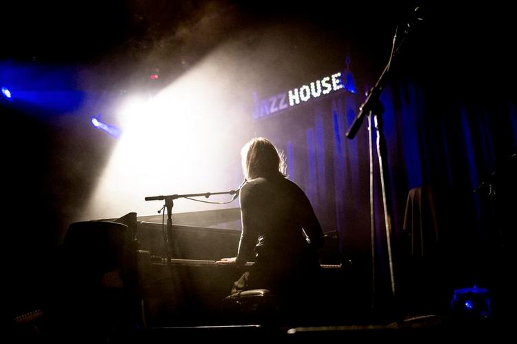 Indadvendt. Broken Twins sange begynder ved klaveret, med ryggen til verden. Heldigvis gemte et tempe ra mentsfuldt band sig ude i skyggerne på Jazzhouse. 