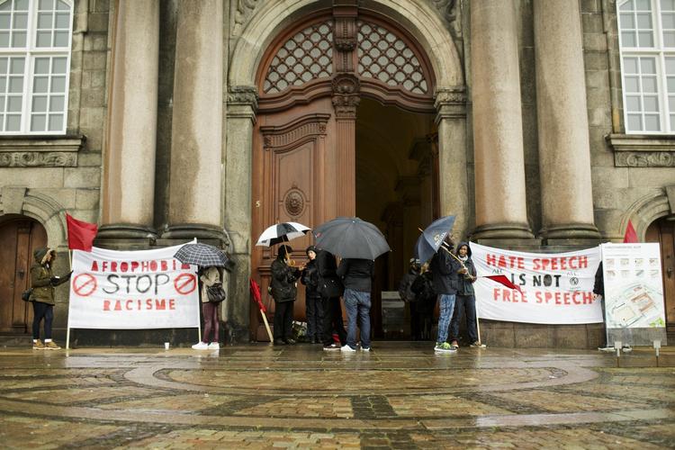 DEMO. »Der er racisme i Danmark. Det tør jeg godt sige«, råber formand for African Empowerment Center, Josef Nielsen, til dagens demostration. 
