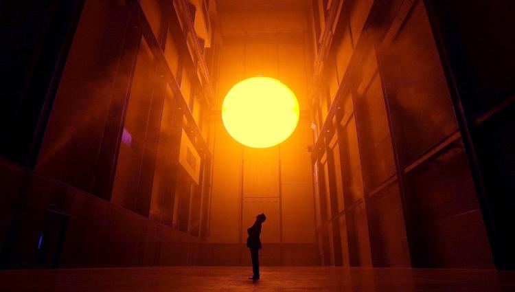 Betydning. Museer spiller en stadig vigtigere rolle i den globale kunstverden. Og den vigtigste af dem alle er Tate Modern i London, viser Art Rewiews årlige rangordning. Her ses Olfaur Eliassons udstilling 'The Weather Project' på Tate i 2003. 