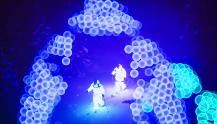 NIGHTVISION. To skiløbere på vej mod toppen i Alaskas stejle bjerge. Inden de tager skindene af skiene og buldrer ned. Kun oplyst af dioderne i dragterne. 
