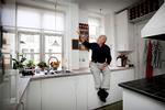 Gør det selv. For Preben Wilhjelm er det naturligt at reparere i stedet for at købe nyt. Både når en slidt flip på skjorten skal vendes, og når køkkenet har fået huller og skader efter udskiftning af vandrør. 