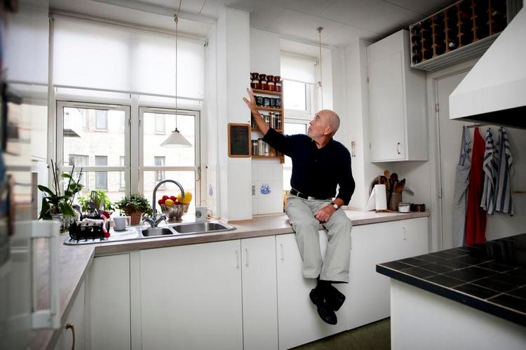 Gør det selv. For Preben Wilhjelm er det naturligt at reparere i stedet for at købe nyt. Både når en slidt flip på skjorten skal vendes, og når køkkenet har fået huller og skader efter udskiftning af vandrør. 