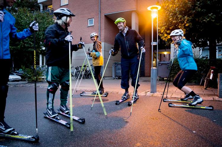 Rul. Ni var mødt op til gratis fællestræning da Nordic Ski bød på gratis udlån af ski til en prøvetur. Det gør de hver uge, og flere og flere har mod på at prøve. 