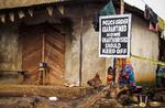 Virus. En familie er sat under karantæne efter ebolasmitte i Port Loko i Sierra Leone. Et skilt advarer folk om at holde sig på afstand. 