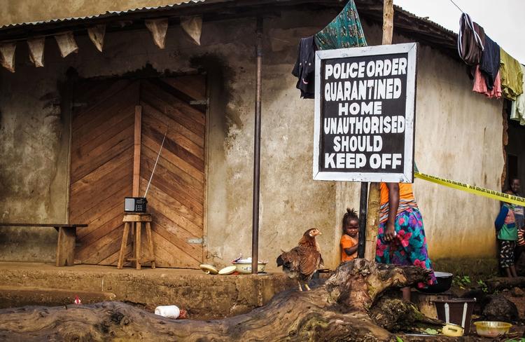 Virus. En familie er sat under karantæne efter ebolasmitte i Port Loko i Sierra Leone. Et skilt advarer folk om at holde sig på afstand. 