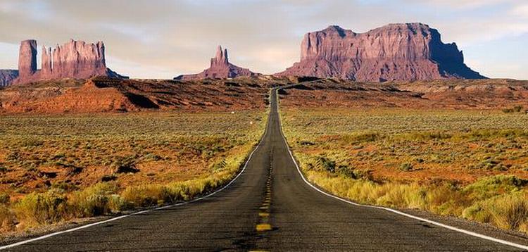 Route 66. Nevadas ørken er spækket med røde westernbjerge og nedlagte benzintanke. Læserfoto: Finn Gunst 