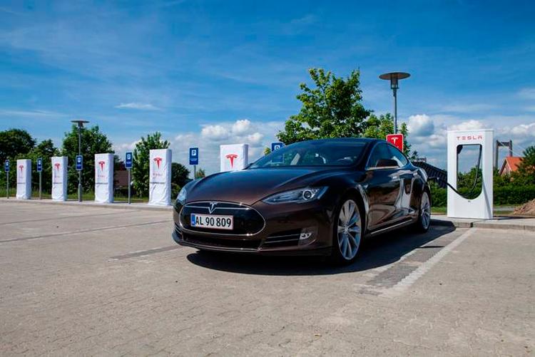 Ukdskiftning. En del Tesla-ejere kan ikke få den nyeste model hurtigt nok. Derfor er der mange brugte eksemplarer til salg netop nu. 