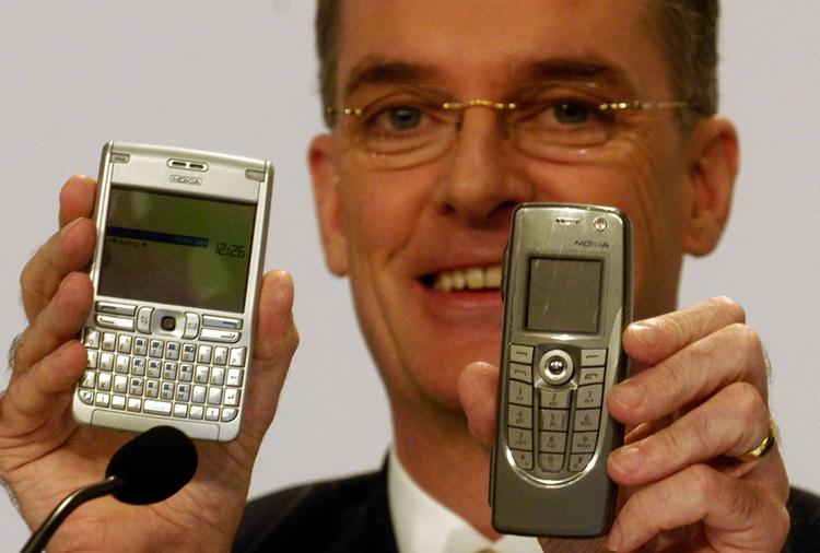 optimst. Året før Apple lancerede den første iPhone, 2006, præsenterede Nokia et nyt joint venture med Siemens, som skulle konkurrere med Ericsson. Simon Beresford-Wylie, daværende CEO for Nokia Solutions and Networks, præsenterer de nyeste telefoner i Frankfurt. 