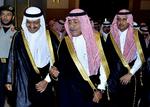 hovedrig. Den saudiarabiske pris Muqrin i midten fotograferet i april. Kongefamilien sidder tungt på magten, og landets pengekasse bugner, så der er råd til en lav oliepris i et langt stykke tid. 