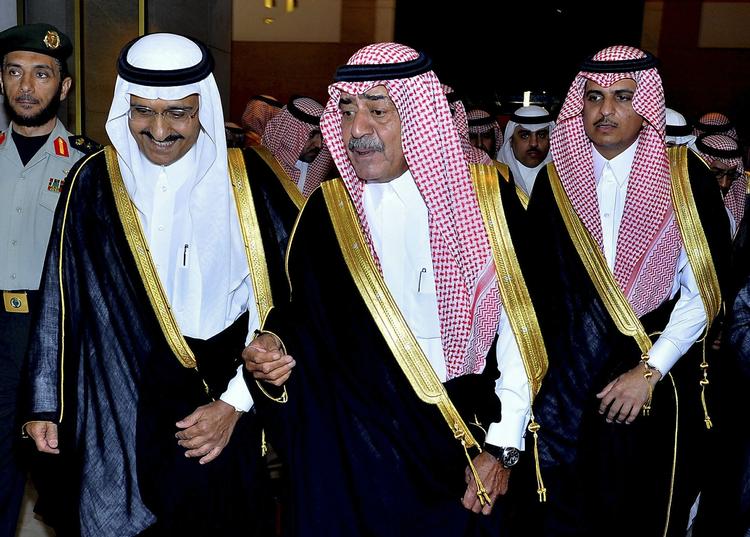 hovedrig. Den saudiarabiske pris Muqrin i midten fotograferet i april. Kongefamilien sidder tungt på magten, og landets pengekasse bugner, så der er råd til en lav oliepris i et langt stykke tid. 