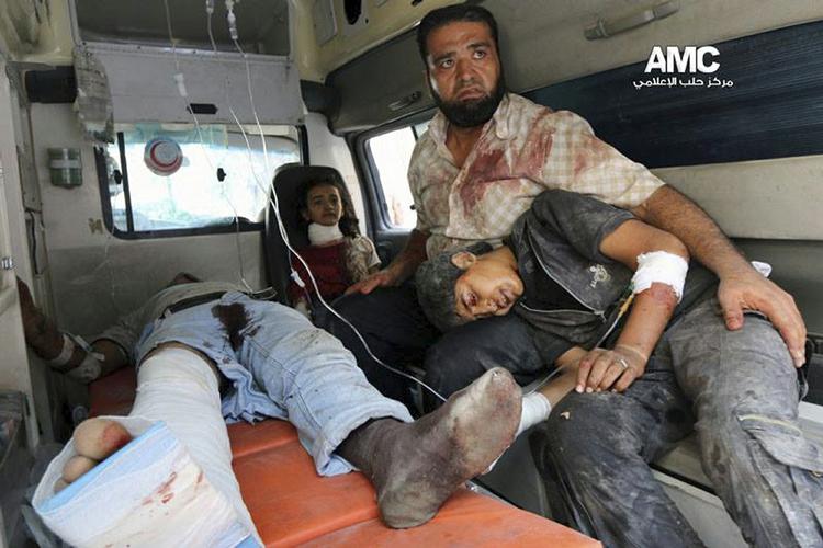 Pres. Oprørerne i Aleppo er under pres fra regeringshæren. Her ses sårede oprørere i Aleppo i en ambulance på et billede fra aktivistgruppen AMC taget 19. august i år. Billedet er verificeret af AP. 