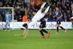 1-1. FCK-anfører Thomas Delaney går på hovedet efter at have forsøgt et hovedstød hen over skulderen på Club Brugges Waldemar Sobota. 