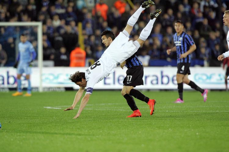 1-1. FCK-anfører Thomas Delaney går på hovedet efter at have forsøgt et hovedstød hen over skulderen på Club Brugges Waldemar Sobota. 