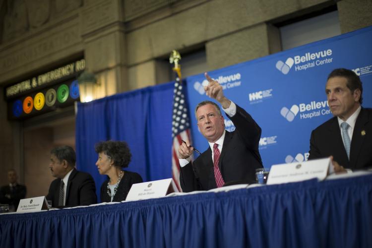 Smittefare. New Yorks borgmester Bill de Blasio (anden fra højre) taler med medierne ved et  pressemøde i nat dansk tid, efter at det kom frem, at en amerikansk læge smittet med ebola har bevæget sig rundt i millionbyen. 