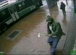 Angreb. Et overvågningskamera fangede gerningsmanden, kort før han overfaldt politibetjente med en økse. Manden nåede at såre to, før han blev skudt. 