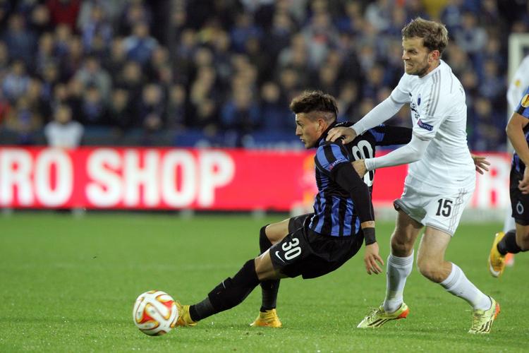 Letbenet. Nicolas Castillo faldt ofte lidt for let, mener FCK's Mikael Antonsson (th). 