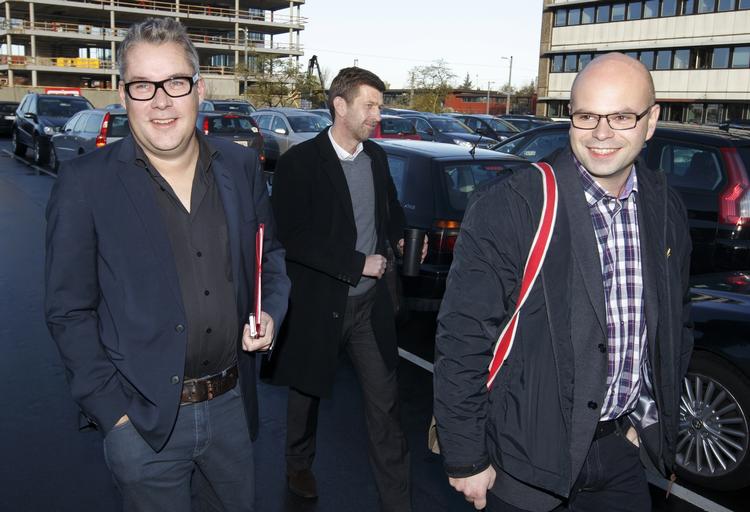 Det var BT, der i sommeren 2010 sparkede hele skattesagen i gang, da avisen i en række artikler såede tvivl om Stephen Kinnock og Helle Thorning-Schmidt havde overtrådt de danske skatteregler. Tidligere nyhedschef Simon Andersen (tv),  tidligere chefredaktør Peter Brüchmann (midten) og journalist Thomas Krog (th) holdt dog i kommissionen stædigt fast i deres kildebeskyttelse og ville derfor ikke fortælle, hvem der lækkede parrets fortrolige skattepapirer til avisen. 