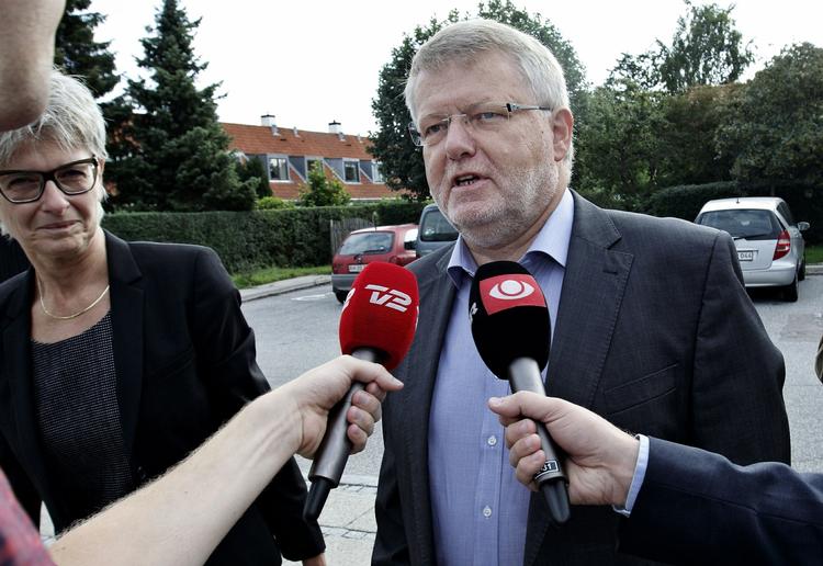 Daværende direktør i Skat København Erling Andersen kritiseres af Skattesagskommissionen for at have viderebragt et rygte om, at Stephen Kinnock var homoseksuel og for at have vildledt Folketingets Ombudsmand. 