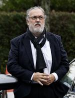 Frode Holm var skatterådgiver for Thorning-Kinnock under skattesagen. Han er samtidig ophavsmanden til det famøse rygte om, at Kinnock var bi- eller homoseksuel. 