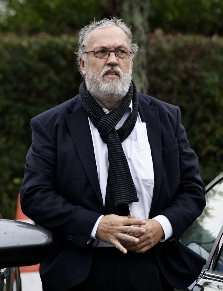 Frode Holm var skatterådgiver for Thorning-Kinnock under skattesagen. Han er samtidig ophavsmanden til det famøse rygte om, at Kinnock var bi- eller homoseksuel. 