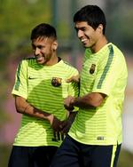 Debut? Luis Suárez har overstået karantænen efter sit skandaløse bid på en modspiller under VM i sommer. Her ses han sammen med Neymar (tv.) ved entræning i Barcelona tidligere på ugen. 