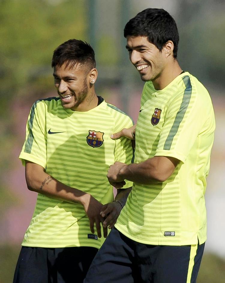 Debut? Luis Suárez har overstået karantænen efter sit skandaløse bid på en modspiller under VM i sommer. Her ses han sammen med Neymar (tv.) ved entræning i Barcelona tidligere på ugen. 