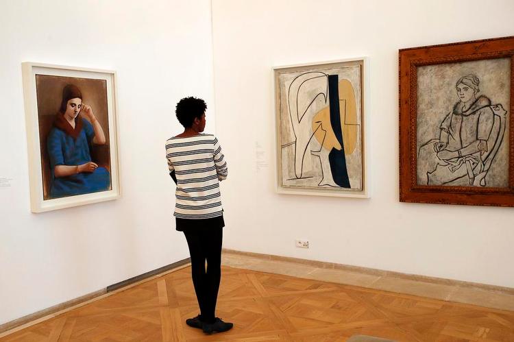 Smugkig. Museet i Marais-kvarteret blev kortvarigt åbnet for offentligheden under den parisiske kulturnat – med helt tomme vægge. Kunstværkerne var dog på plads, da pressen forleden fik forevist museet inden genåbningen i morgen. 