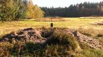 Fortid. Det er genstande som lerkar, smykker og stenøkser, som de fire gravhøje formentligt har indeholdt. Her ses en af de plyndrede grave. 