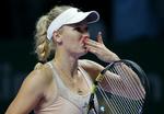 solidt. Caroline Wozniacki sender kys til publikum efter sin sejr over Petra Kvitova ved sæsonfinalen i Singapore. 