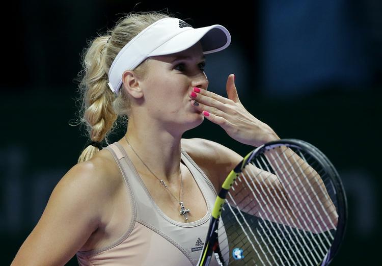 solidt. Caroline Wozniacki sender kys til publikum efter sin sejr over Petra Kvitova ved sæsonfinalen i Singapore. 