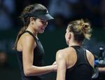 exit. Ana Ivanovic (tv) vandt i tre sæt mod Simona Halep (th), men skulle have vundet i to sæt for at gå videre til semifinalen i Singapore. 